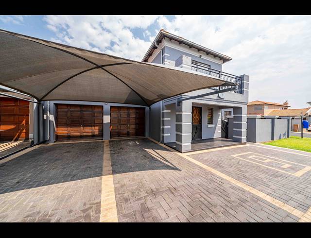 3 BEDROOM FREESTANDING FOR SALE IN SONNEVELD